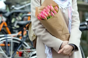 امرأة تحمل باقة زهور الأقحوان في أمستردام