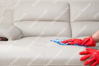 كيف يمكن تنظيف الأريكة المخملية